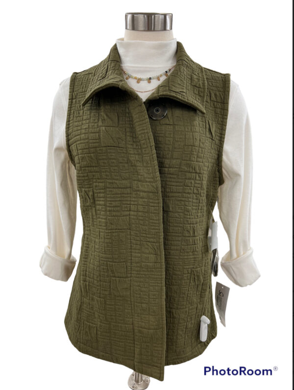 HABITAT BOXY QUILTED SNAP FRONT VEST*NOW 75% OFF*