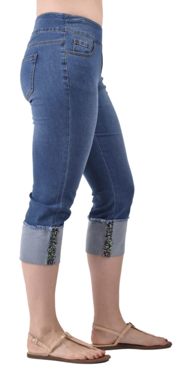 ETHYL PULL-ON  CAPRI WITH EMBROIDERY