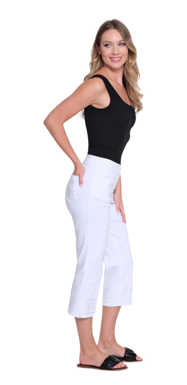 MULTIPLES WHITE PULL ON EMBROIDERED HEM CROP - Image 4