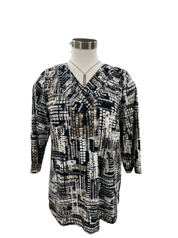 SOUTHERN LADY 3/4 SLEEVE DOTTED PATCH PRINT V-NECK - Image 10