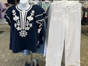 JODIFL FLUTTER SLEEVE FLORAL APPLIQUE TOP